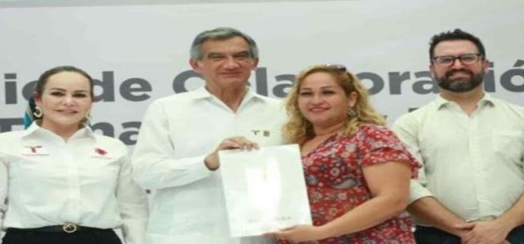 Américo entrega 680 escrituras en Nuevo Laredo