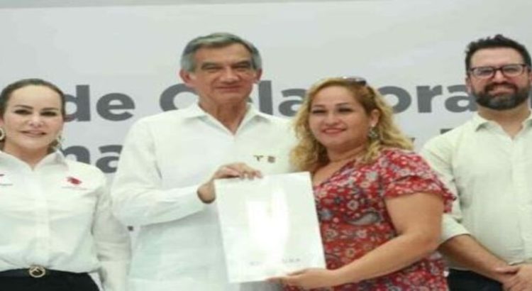 Américo entrega 680 escrituras en Nuevo Laredo