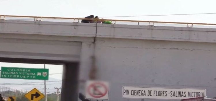 Cuerpo colgado en puente en la autopista Monterrey-Nuevo Laredo