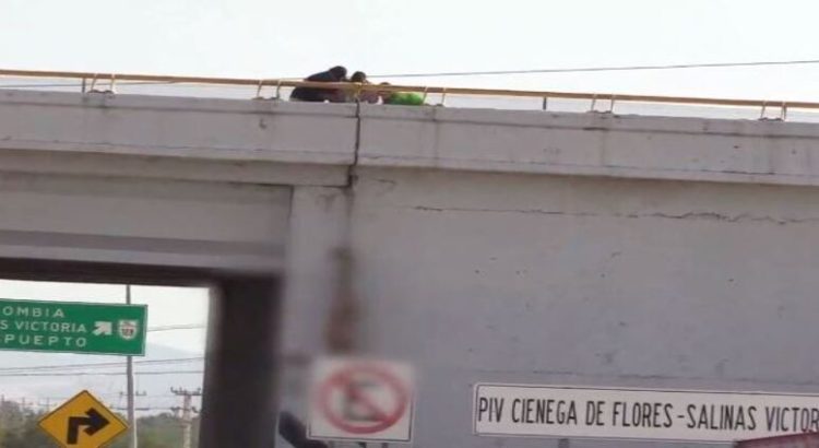 Cuerpo colgado en puente en la autopista Monterrey-Nuevo Laredo