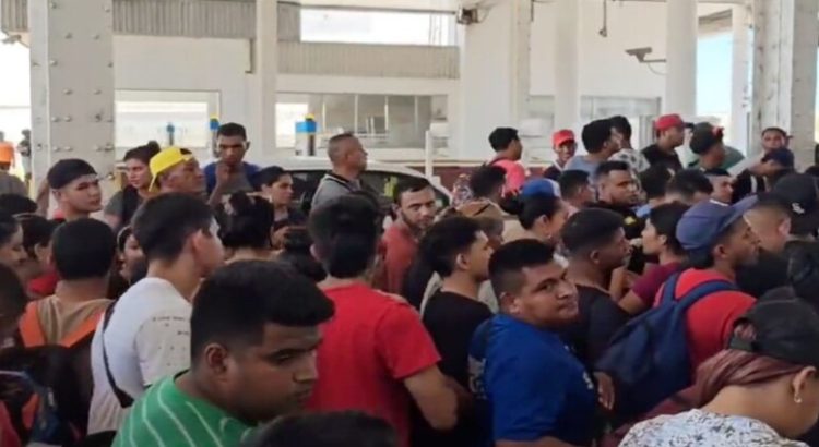 Migrantes protestan en Puente Internacional de Nuevo Laredo