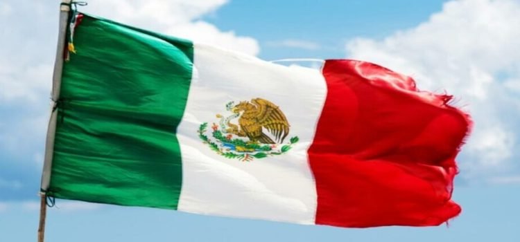 En plena protesta los maestros realizan honores a la bandera