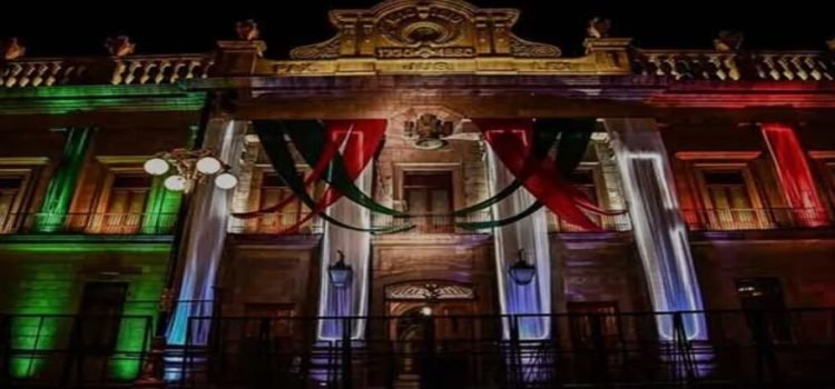 Los maestros levantan plantón pero mantienen paro