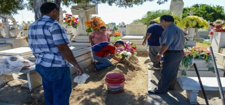 Listos para el Día de los Muertos comienzan con la limpieza de panteones