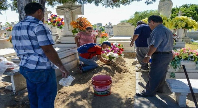 Listos para el Día de los Muertos comienzan con la limpieza de panteones