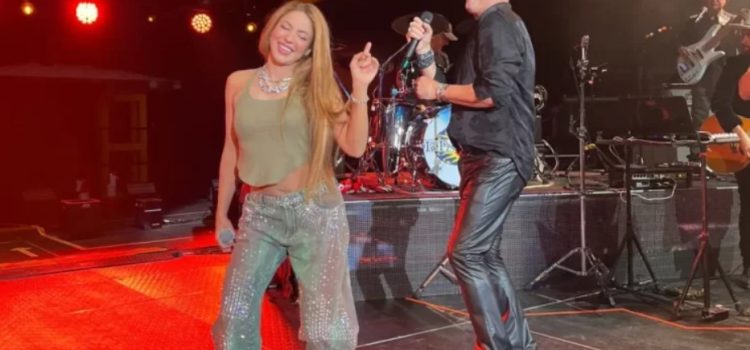 Shakira sorprende a Carlos Vives en pleno show