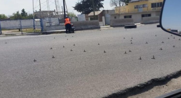 Provocan bloqueo en carretera de Tamaulipas con ‘ponchallantas’