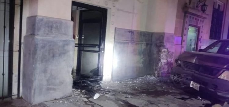 Mujer queda endeudada con el municipio tras fuerte choque en edificio histórico