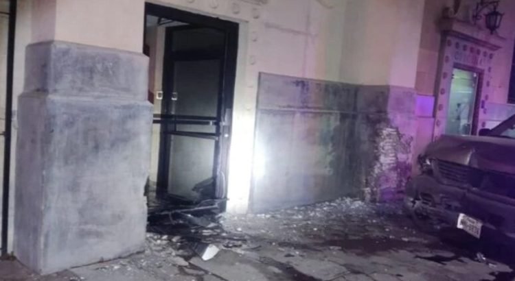 Mujer queda endeudada con el municipio tras fuerte choque en edificio histórico