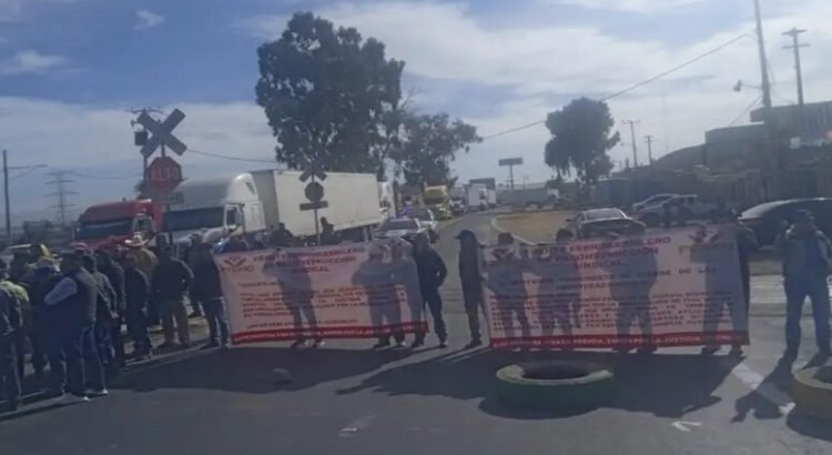 Ferrocarrileros bloquean Puente del Comercio Mundial en Nuevo Laredo