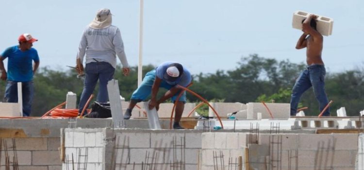 Contratan a los migrantes ante escasez de albañiles en Nuevo Laredo