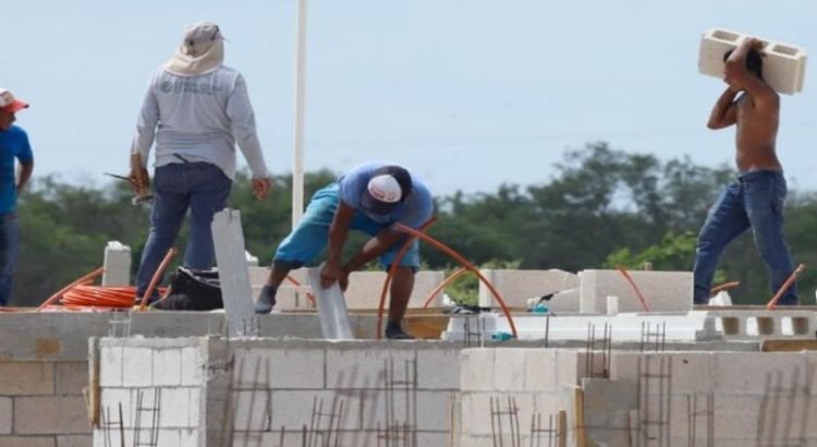 Contratan a los migrantes ante escasez de albañiles en Nuevo Laredo