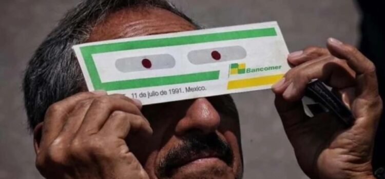Por tres décadas guardó sus lentes para ver el eclipse