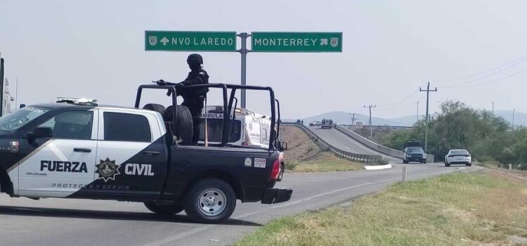 Los elementos de la Fuerza Civil se movilizan en autopista a Nuevo Laredo tras asesinato de 2 hombres