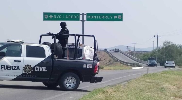 Los elementos de la Fuerza Civil se movilizan en autopista a Nuevo Laredo tras asesinato de 2 hombres