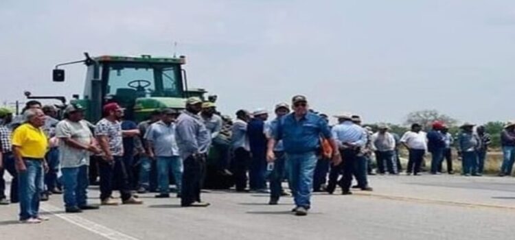 Los productores de sorgo bloquean la carretera en Tamaulipas