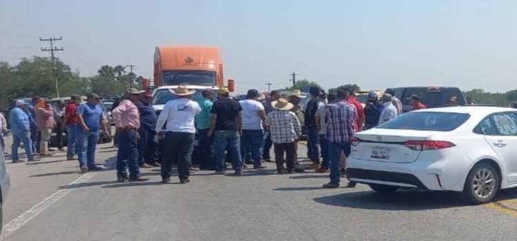 Un nuevo bloqueo carretero de productores de sorgo en San Fernando, Tamaulipas