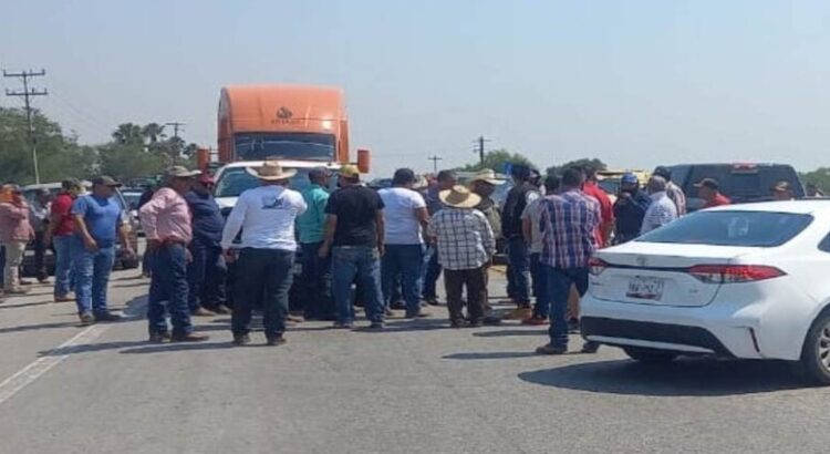 Un nuevo bloqueo carretero de productores de sorgo en San Fernando, Tamaulipas