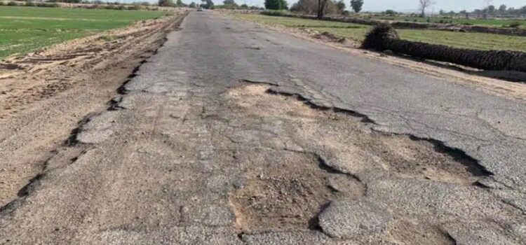 Un bache enorme lanza una camioneta fuera de la carretera