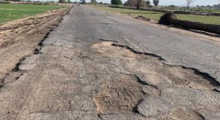 Un bache enorme lanza una camioneta fuera de la carretera