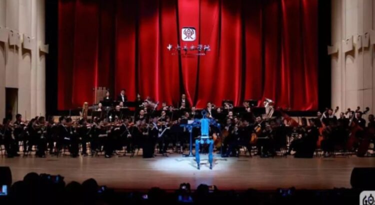 [VIDEO] Un robot actúa como director de orquesta y revoluciona la música clásica en Pekín