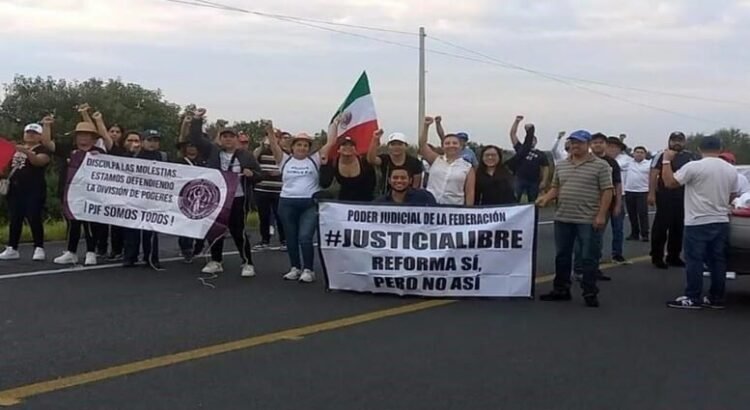 Los trabajadores del Poder Judicial de la Federación de Tamaulipas bloquean la carretera de Victoria-Zaragoza