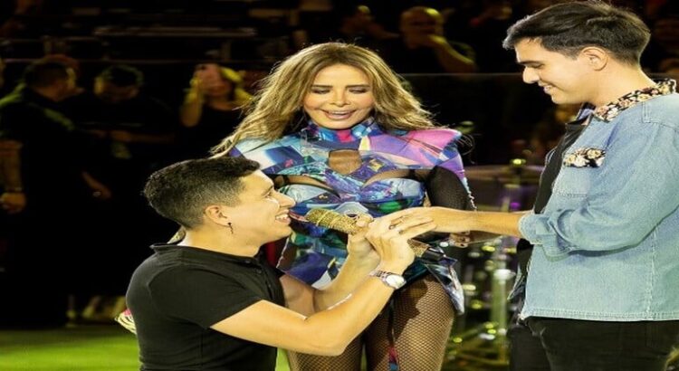 Un joven le propone matrimonio a su novio en el concierto de Gloria Trevi