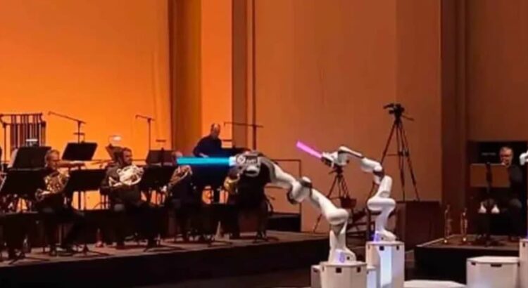 Robot con tres brazos dirige orquesta alemana