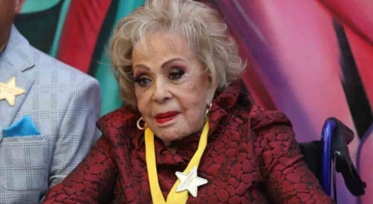 Hospitalizan de emergencia a Silvia Pinal
