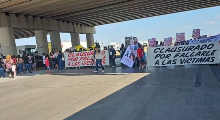 Después de ocho horas se libera el bloqueo en el puente internacional en Nuevo Laredo