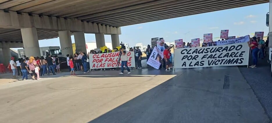 Después de ocho horas se libera el bloqueo en el puente internacional en Nuevo Laredo