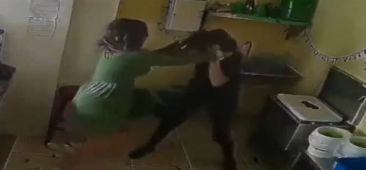 Una clienta de una taquería da una golpiza a la empleada en Tampico, Tamaulipas