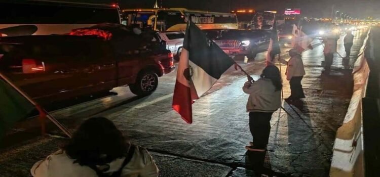 La caravana Queretana cruza a México de Estados Unidos por Nuevo Laredo, Tamaulipas