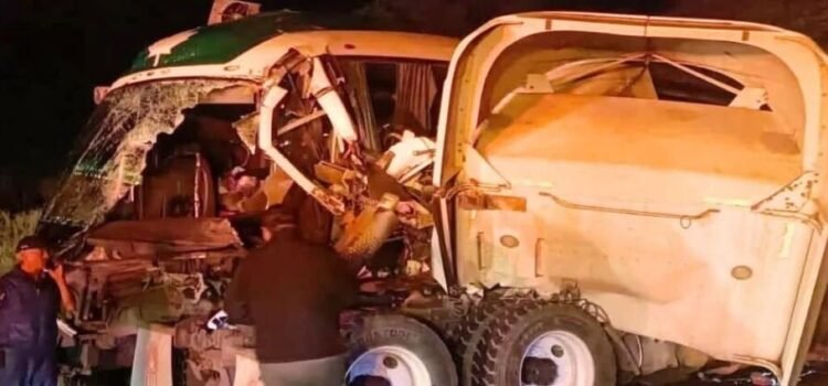 Un choque en carretera de Tamaulipas entre un tráiler y un autobús dejó a 15 personas lesionadas y una mujer sin vida