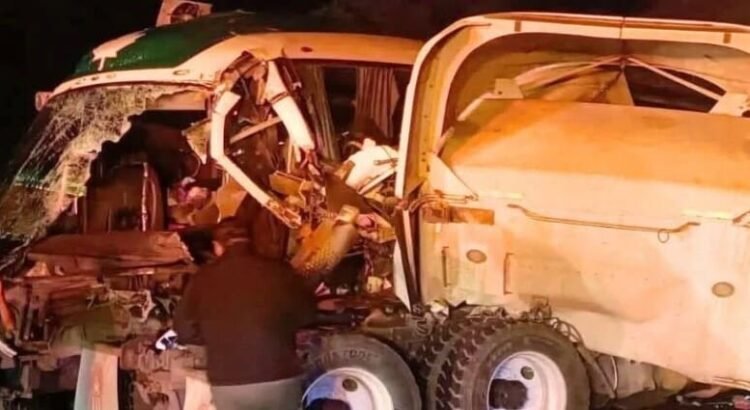 Un choque en carretera de Tamaulipas entre un tráiler y un autobús dejó a 15 personas lesionadas y una mujer sin vida