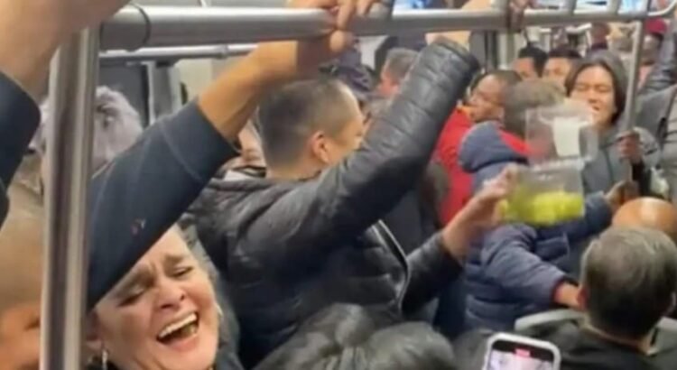 Usuarios del Metrobús celebran el Año Nuevo en medio del tráfico de hora pico