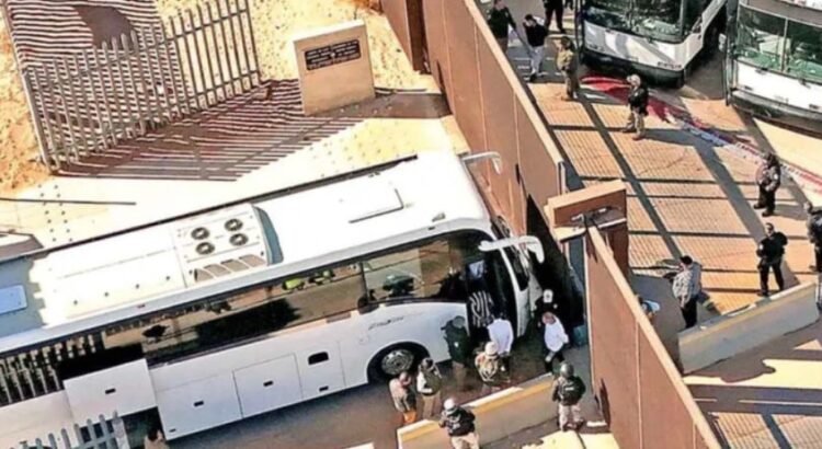 Por tierra y aire, arrecian las deportaciones