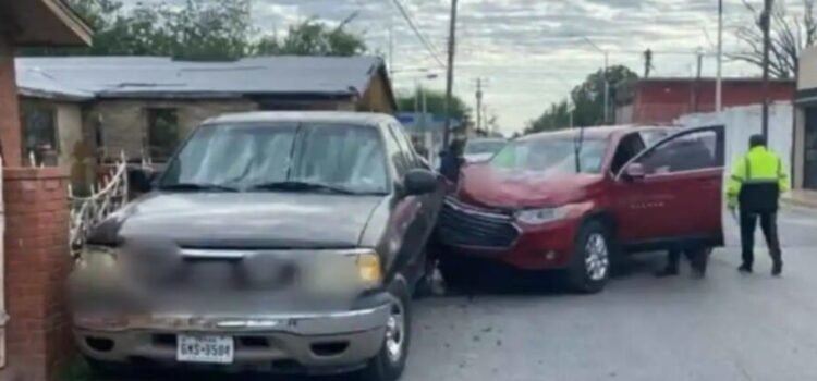 Un conductor se estrella contra una camioneta estacionada y huye en Nuevo Laredo, Tamaulipas