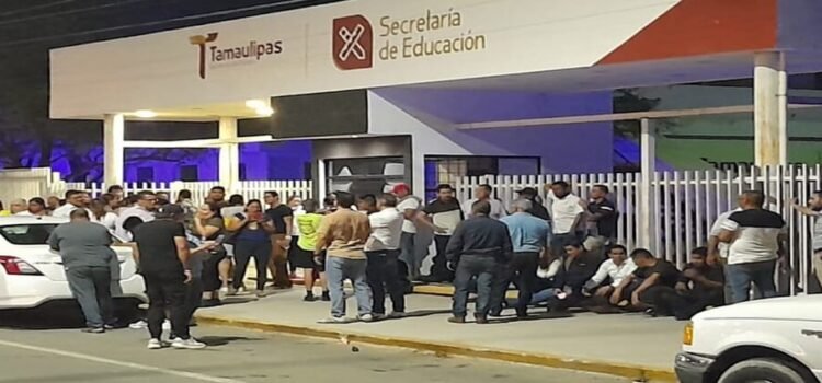 El Sindicato Nacional de Trabajadores de la Educación toma las instalaciones de la Secretaría de Educación en Tamaulipas