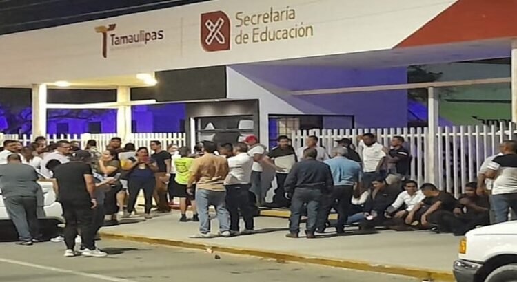 El Sindicato Nacional de Trabajadores de la Educación toma las instalaciones de la Secretaría de Educación en Tamaulipas