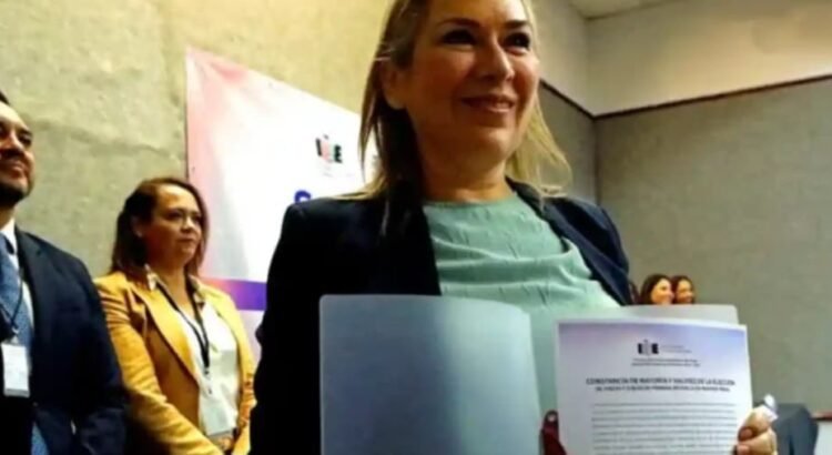 Exabogada del “Chapo” recibe su constancia de mayoría