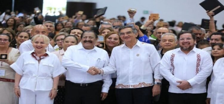 Se rinde homenaje a los maestros y maestras por 40 años de servicio en el estado de Tamaulipas