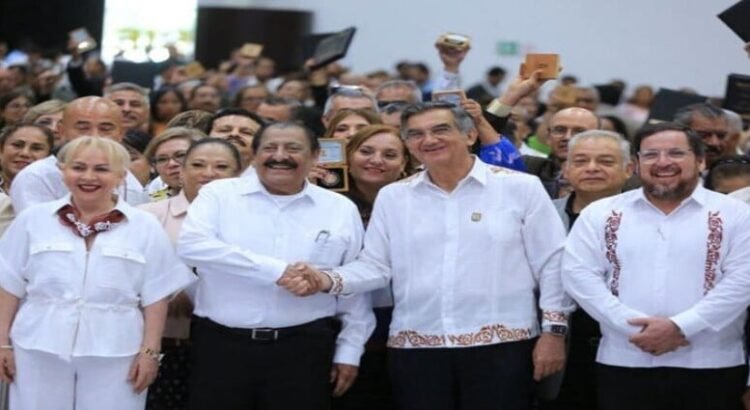 Se rinde homenaje a los maestros y maestras por 40 años de servicio en el estado de Tamaulipas