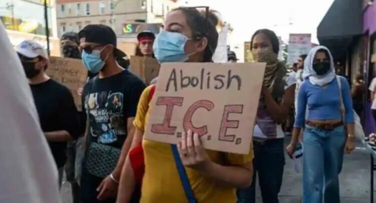 Ordena Jueza federal al ICE detener redadas migratorias en California