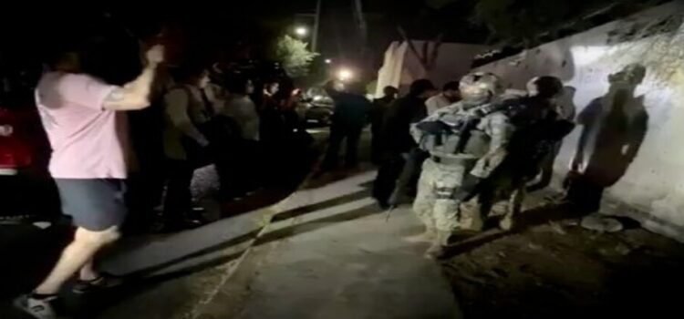 Un ciudadano persigue a los militares y los obliga a regresar dinero robado en Nuevo Laredo