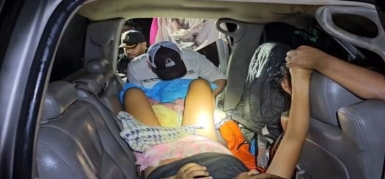 El alcalde de Tamaulipas atiende un parto en plena tormenta