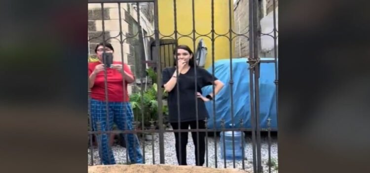 Una familia de migrantes regresa de los Estados Unidos a México y encuentran su casa invadida