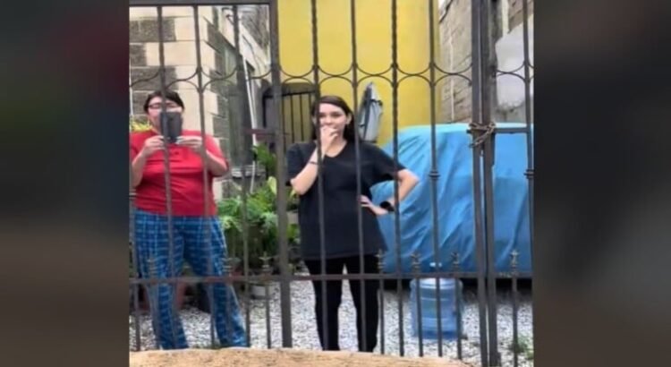 Una familia de migrantes regresa de los Estados Unidos a México y encuentran su casa invadida