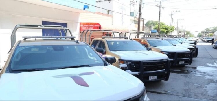 Américo Villarreal llama a redoblar la seguridad en el sur del estado y entrega patrullas