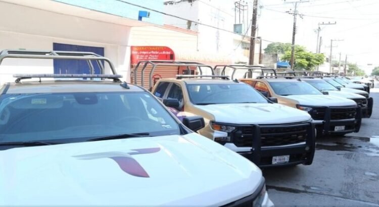 Américo Villarreal llama a redoblar la seguridad en el sur del estado y entrega patrullas